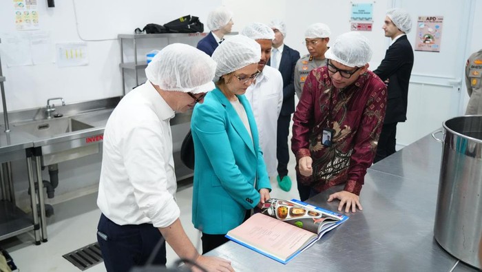 1766034346467-delegasi-prancis-kunjungi-sppg-polri-pejaten-1766033390465_169