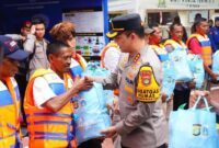 1766034347920-kapolda-metro-jaya-irjen-pol-asep-edi-suheri-meluncurkan-program-nelayan-kamtibmas-untuk-menjaga-lautan-jakarta-1766033422129_169