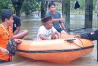 1766034348940-petugas-bpbd-mengevakuasi-lansia-anak-anak-hingga-orang-sakit-ke-tempat-yang-lebih-aman-1766033279125_169