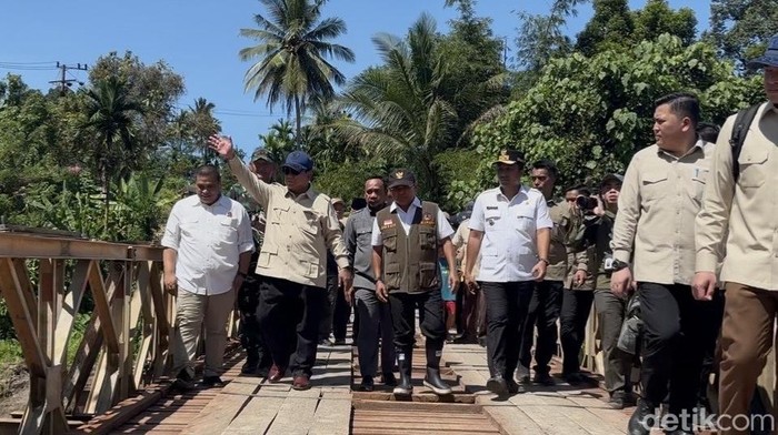 1766034350438-prabowo-meninjau-jembatan-bailey-mantuang-di-padang-pariaman-kamis-18122025-1766032517191_169