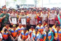 1766034351765-kapolda-metro-jaya-irjen-asep-edi-suheri-memimpin-apel-besar-1000-nelayan-kamtibmas-di-kepulauan-seribu-1766030864523_169