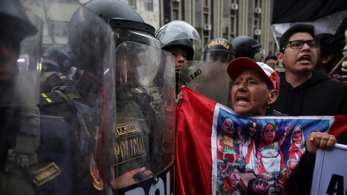 1766034353606-peru-bergejolak-polisi-dan-generasi-z-bentrok-di-tengah-aksi-tolak-boluarte-1759027893572_169
