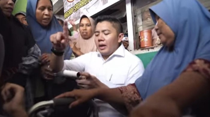 1766055999573-seskab-teddy-indra-wijaya-tinjau-pengungsi-1766054704439_169