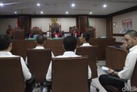 1766056005079-potret-ammar-zoni-perdana-hadir-langsung-persidangan-kasus-narkoba-1766040264900_169