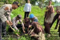 1766077548488-puluhan-santri-dan-polisi-di-dumai-menanam-pohon-untuk-kelangsungan-masa-depan-1766070500491_169