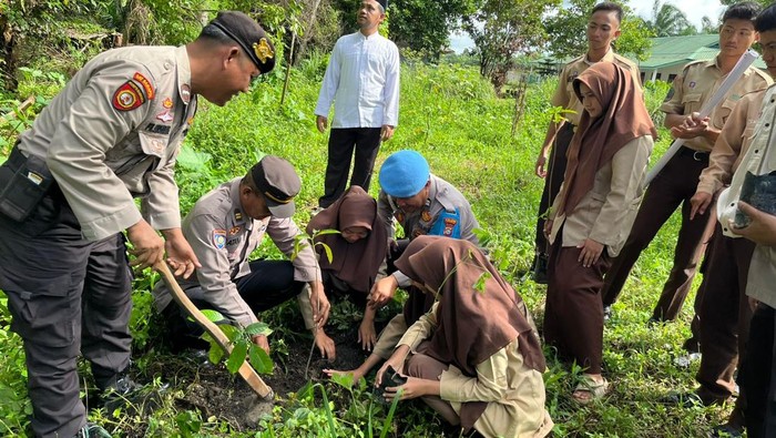 1766077548488-puluhan-santri-dan-polisi-di-dumai-menanam-pohon-untuk-kelangsungan-masa-depan-1766070500491_169