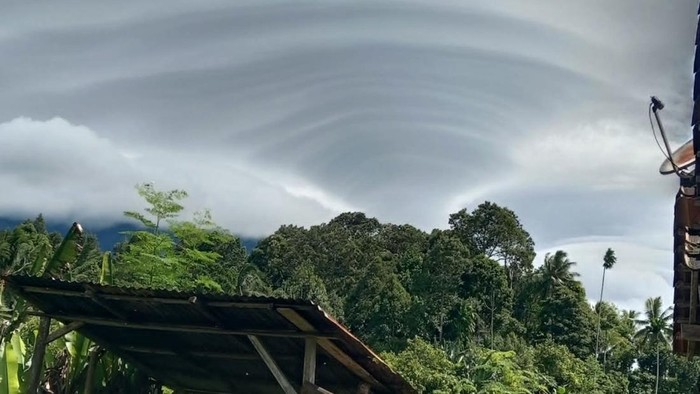 1766099078499-awan-lenticularis-muncul-di-gunung-tanggamus-lampung-1766056094495_169