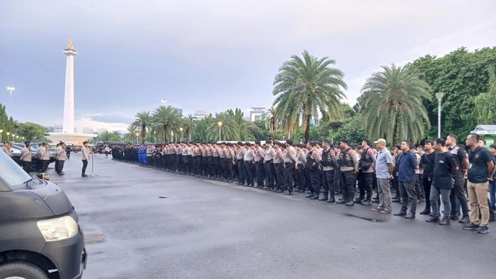 1766163943834-988-personel-gabungan-amankan-tabligh-akbar-milad-the-jakmania-ke-28-di-plaza-selatan-monas-jakarta-1766156453056_169