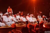 1766163944364-pramono-dan-rano-hadiri-tablig-milad-jakmania-di-monas-1766155946220_169