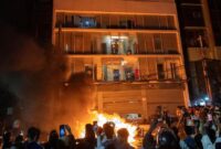 1766185474812-dhaka-memanas-massa-serang-dan-bakar-kantor-media-1766116231035_169