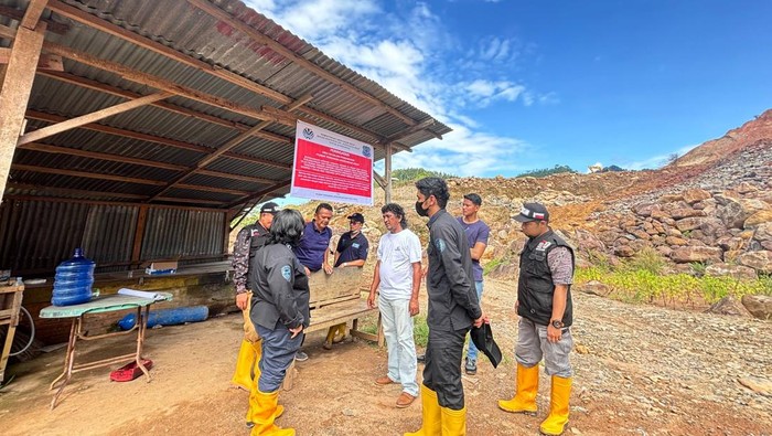 1766228753309-kementerian-lh-menyegel-lima-perusahaan-pertambangan-di-wilayah-sumbar-1766226657591_169