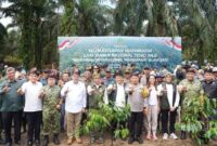 1766228758457-menhut-raja-juli-antoni-hingga-kapolda-riau-irjen-herry-heryawan-menyaksikan-pelepasan-hak-tanah-masyarakat-di-tesso-nilo-1766225101726_169