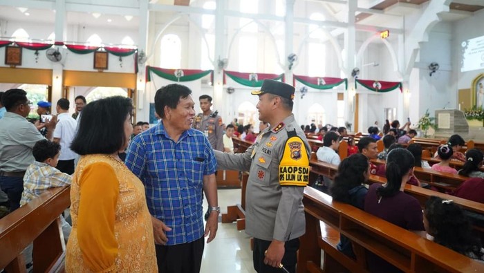 1766617490850-polda-riau-dan-jajaran-forkopimda-melakukan-pengecekan-pengamanan-nataru-di-gereja-gereja-dan-pos-pengamanan-1766587844623_169