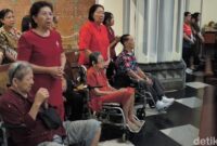 1766660739669-gereja-katedral-jakarta-menggelar-misa-natal-khusus-lansia-kurniawan-fdetikcom-1766657315694_169