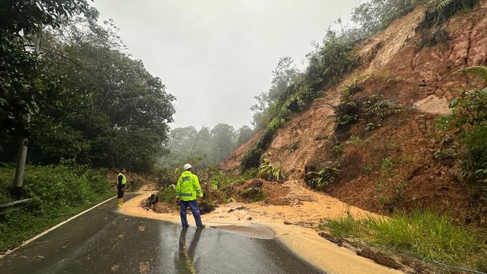 1766682357671-jalan-lintas-tarutung-menuju-tapteng-dan-sibolga-tepatnya-di-adiankoting-taput-tertimbun-longsor-foto-dok-polres-taput-1766671687812_169