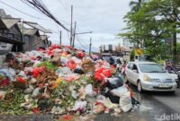 1766833529042-gunungan-sampah-di-tangsel-1766806563538_169