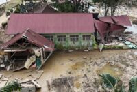 1767006354478-potret-sdn-2-langkahan-rusak-parah-usai-banjir-terjang-aceh-utara-1765078944676_169