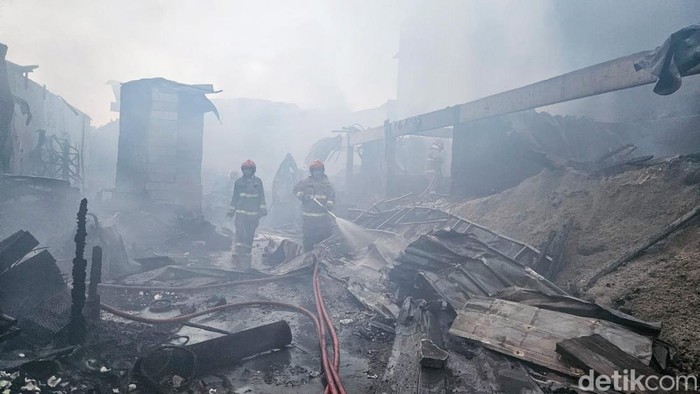 1767071179514-penampakan-toko-material-hangus-terbakar-di-tangsel-1767068317669_169