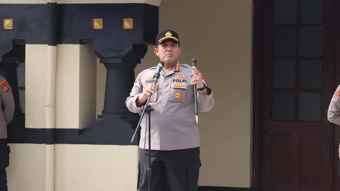 1767092798085-kapolresta-serang-kota-kombes-yudha-satria-mengumpulkan-seluruh-bhabinkamtibmas-dari-jajaran-polsek-dokistimewa-1760532460826_169