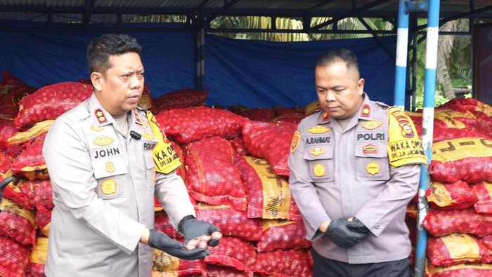 1767092798865-polres-pelalawan-membongkar-195-ton-bawang-bombay-ilegal-di-wilayah-perairan-1767089704281_169