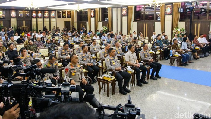 1767092799720-rilis-akhir-tahun-kapolri-paparkan-capaian-dan-tantangan-polri-sepanjang-2025-1767075148645_169