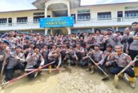 1767157638151-kapolri-jenderal-listyo-sigit-prabowo-berkunjung-ke-aceh-tamiang-untuk-meninjau-pembersihan-sekolah-sekolah-terdampak-bencana-1767154654552_169