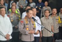 1767200739851-menkopolkam-dan-kapolri-usai-pemantauan-langsung-perayaan-malam-tahun-baru-2026-1767197117906_169