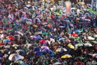 1767200741378-diguyur-hujan-bundaran-hi-tetap-dipadati-warga-sambut-2026-1767197227711_169