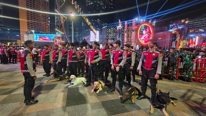1767200745166-unit-k9-baharkam-polri-dikerahkan-menjaga-keamanan-pergantian-tahun-di-bundaran-hi-1767196842959_169