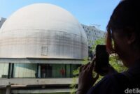 1767265698286-di-bawah-kubah-bintang-planetarium-tim-kembali-menyala-1766654073164_169