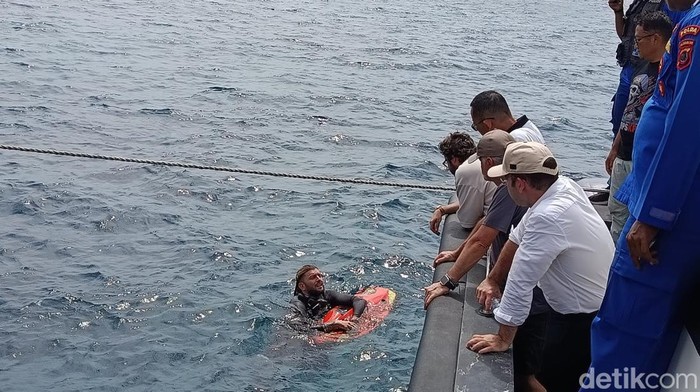 1767308674064-keluarga-korban-berbincang-dengan-seorang-penyelam-yang-terlibat-dalam-pencarian-korban-di-selat-pulau-padar-kamis-112026-1767272931120_169