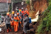 1767373531473-tragedi-longsor-di-sumedang-jenazah-korban-dievakuasi-1767358852711_169