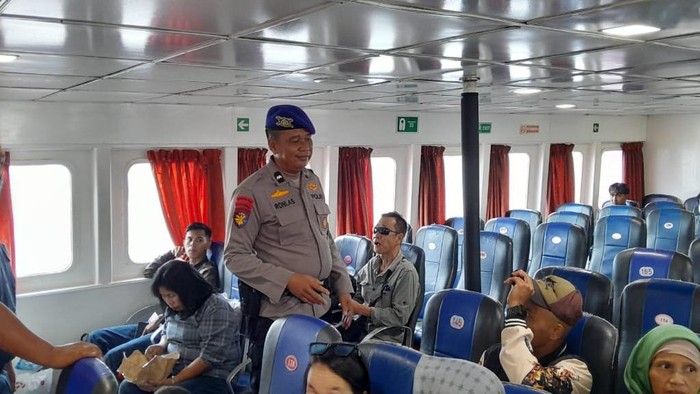 1767416776851-polres-siak-mengintensifkan-patroli-jalan-kaki-untuk-memastikan-keamanan-dan-kenyamanan-penumpang-di-pelabuhan-tanjung-buton-1767415781037_169