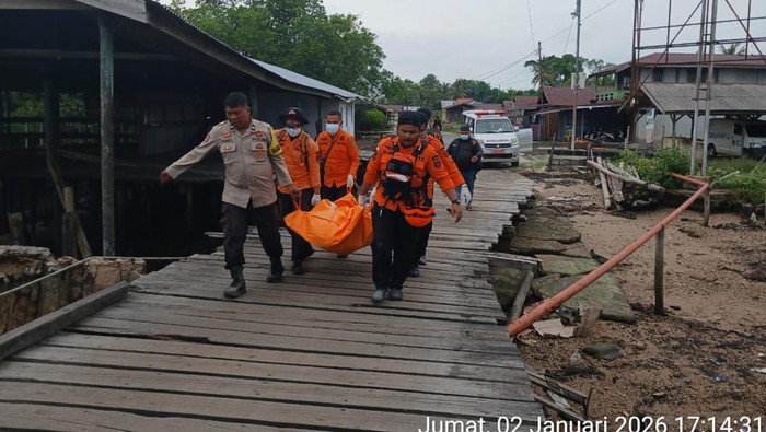 1767416788280-polisi-mengevakuasi-jasad-pria-yang-ditemukan-terdampar-di-perairan-kepulauan-meranti-riau-1767412361150_169