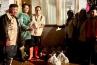 1767438499645-andre-rosiade-salurkan-1000-nasi-bungkus-untuk-korban-banjir-di-kota-padang-1767430594361_169