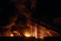 1767438500241-kobaran-api-dan-kepulan-asap-menjulang-dari-area-fuerte-tiuna-kompleks-pangkalan-militer-tebesar-venezuela-menyusul-rentetan-l-1767430451050_169