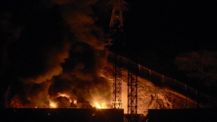 1767438500241-kobaran-api-dan-kepulan-asap-menjulang-dari-area-fuerte-tiuna-kompleks-pangkalan-militer-tebesar-venezuela-menyusul-rentetan-l-1767430451050_169