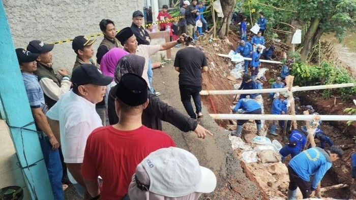 1767459915870-tanah-longsor-depan-rumah-warga-di-kembangan-jakbar-1767458368587_169