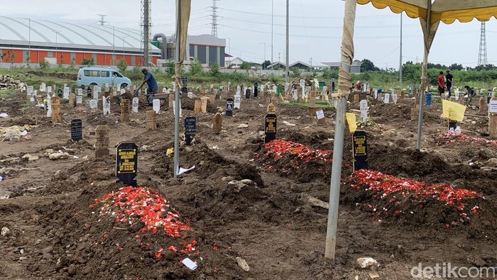 1767459919183-proses-pemakaman-3-orang-sekeluarga-tewas-di-warakas-jakut-1767441463270_169