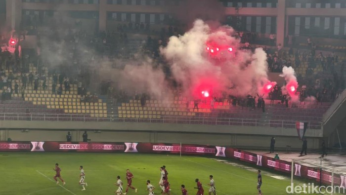 1767546307800-laga-persis-solo-vs-persita-tangerang-di-stadion-manahan-solo-diwarnai-penyalaan-flare-minggu-412026-1767525450941_169