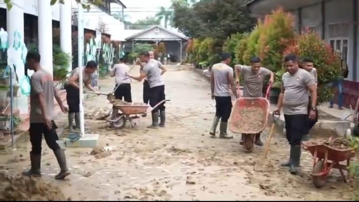1767546308328-personel-polri-gotong-royong-bersihkan-sisa-lumpur-di-smpn-2-langsa-yang-terdampak-bencana-dokistimewa-1767540353644_169
