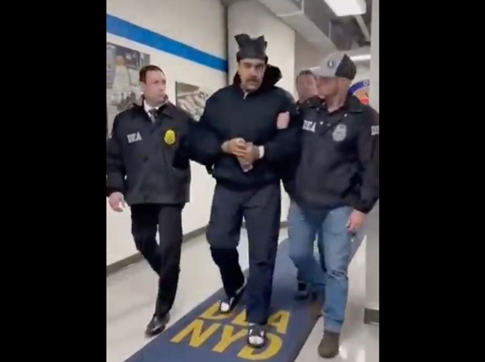 1767546312306-gedung-putih-mengunggah-video-terbaru-presiden-venezuela-nicolas-maduro-usai-penangkapan-1767495578789_43