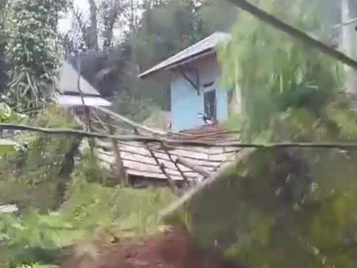 1767589638104-tembok-penahan-tanah-di-lebak-ambruk-1-rumah-rusak-berat-1767587309754_43