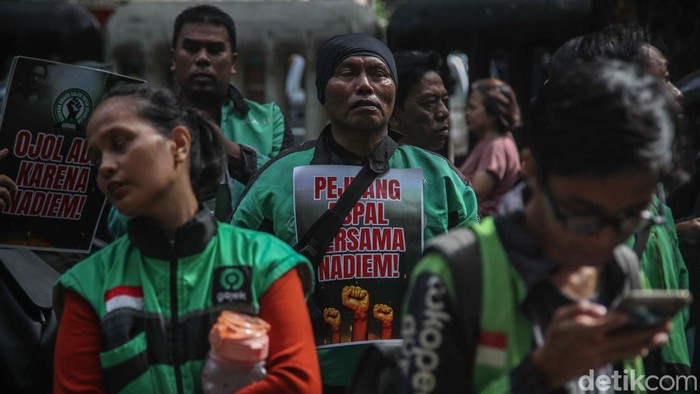 1767589640733-aksi-ojol-dukung-nadiem-di-pengadilan-tipikor-1767583130194_169