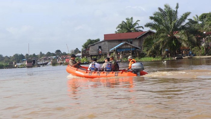 1767611214442-polres-dan-pemkab-pelalawan-melakukan-monitoring-di-sungai-kampar-1767608674113_169