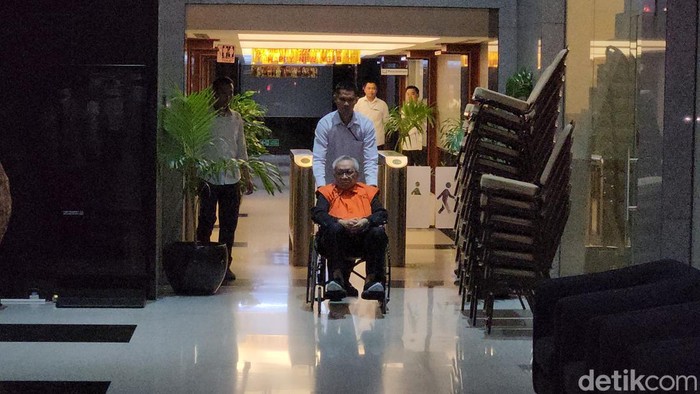 1767632736692-kpk-menetapkan-mantan-direktur-pengolahan-pt-pertamina-persero-chrisna-damayanto-cd-sebagai-tersangka-kasus-dugaan-suap-terkai-1767628133675_169