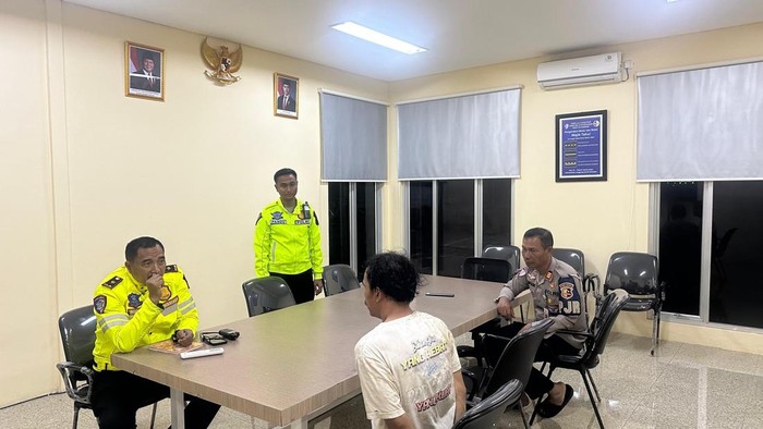 1767632741218-sopir-fortuner-yang-mengangkut-solar-subsidi-di-tol-jagorawi-ditangkap-1767578567940_169