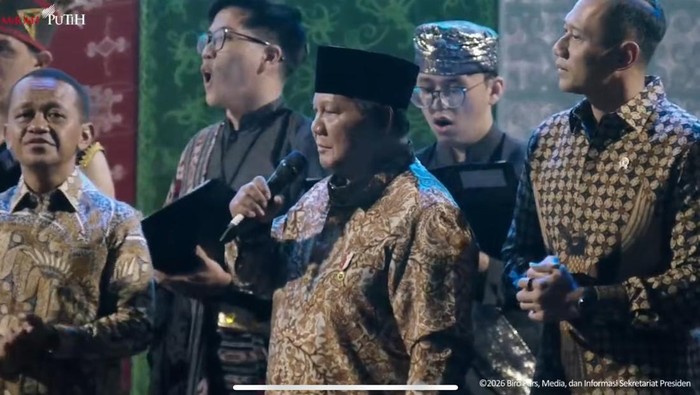 1767654278670-prabowo-ikut-bernyanyi-lagu-sio-mama-dan-o-ulate-di-acara-natal-nasional-2025-1767635394205_169