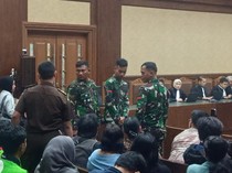 1767675954074-hakim-tegur-tiga-tentara-yang-berdiri-di-ruang-sidang-nadiem-muliadetikcom-1767599927915_43