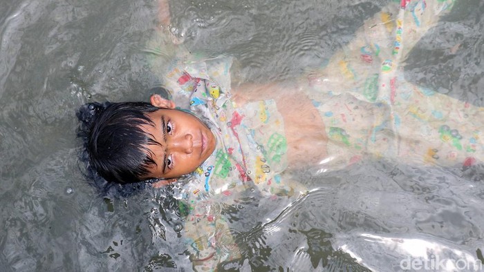 1767697547450-genangan-rob-tak-hentikan-aktivitas-warga-muara-angke-1767680446544_169